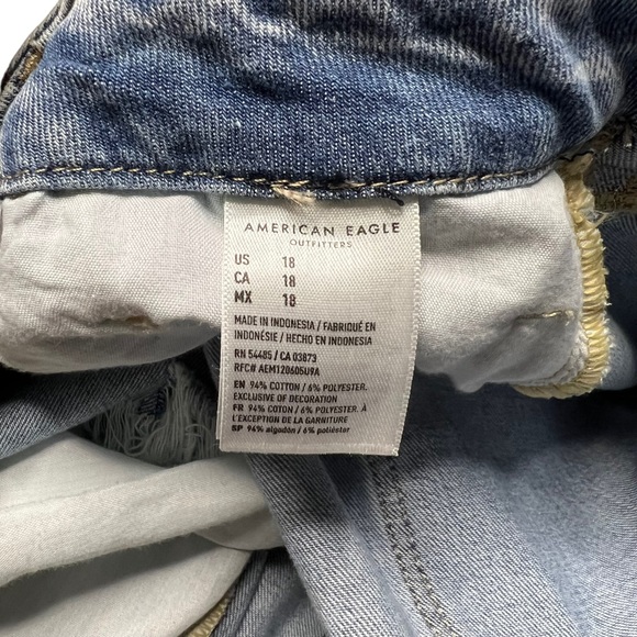American Eagle Women's Distressed Curvy Mom Short Light Wash Size 18 NWT‎ - Picture 10 of 13